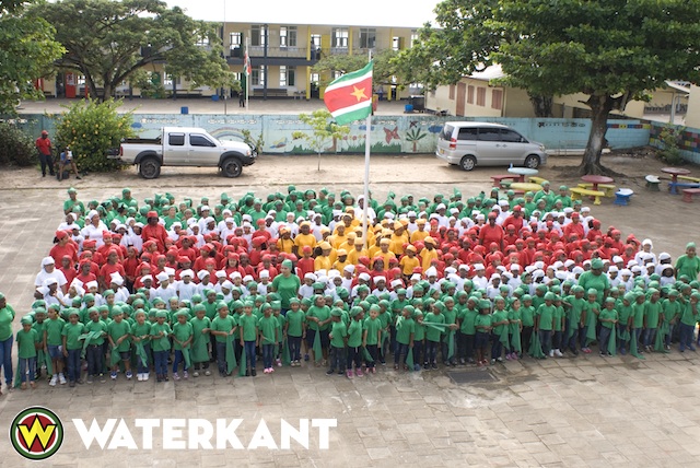 Scholen in Suriname vieren Srefidensi