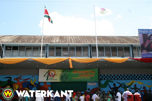 Eigen logo en vlag Centrale Markt Suriname