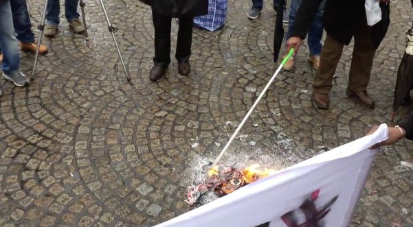 Actievoerders verbranden boek om woord ‘neger’