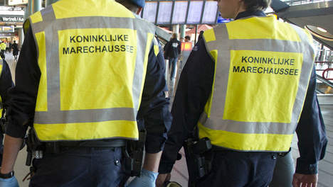 Marechaussee op Rotterdam The Hague Airport discrimineert