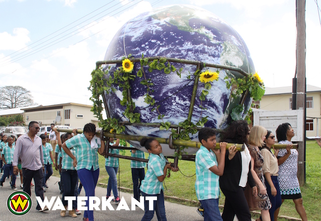 Giant Earth Ball estafette in Suriname