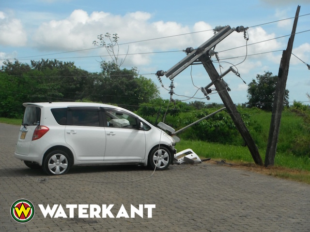 Vaak auto’s tegen elektriciteitsmasten in Suriname