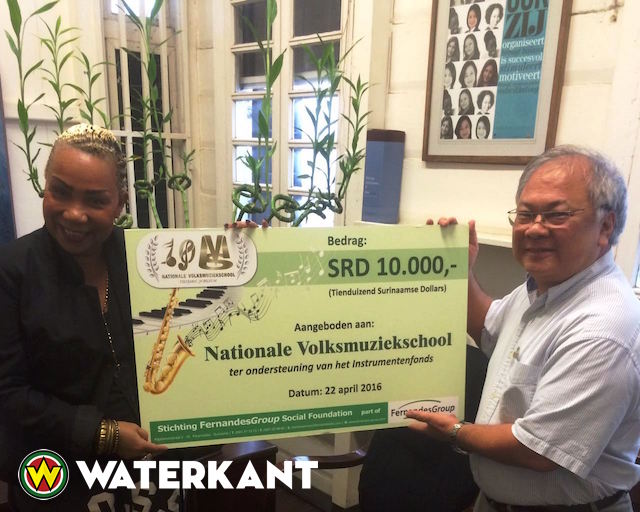 Cheque van Fernandes voor Volksmuziekschool Suriname