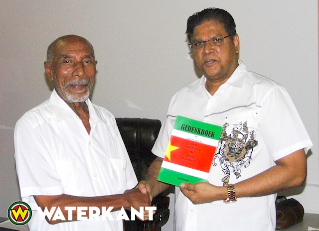Jan Haakmat overhandigt gedenkboek aan VHP-voorzitter Chan Santokhi