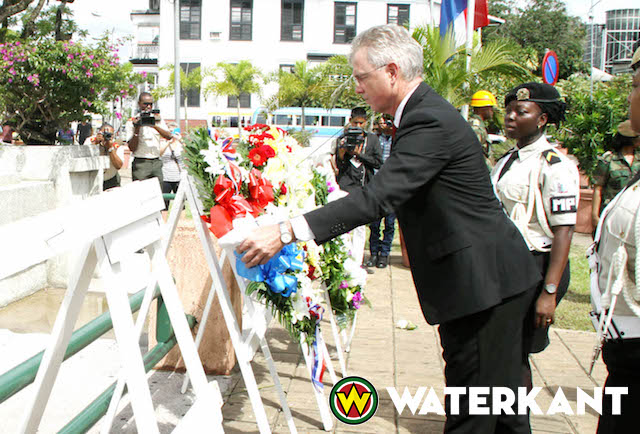Nederlandse krans bij Monument voor Gevallenen in Suriname