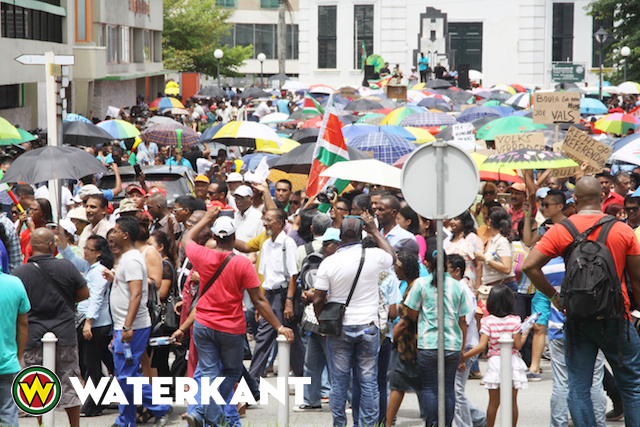 Massaal protest in Suriname [FOTO’S]
