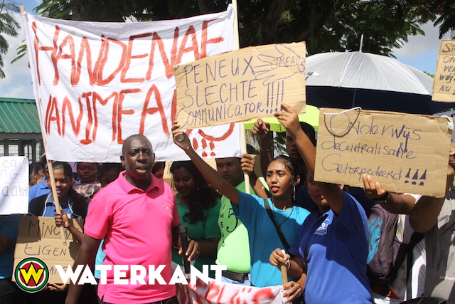 Protest IMEAO bij DNA Suriname