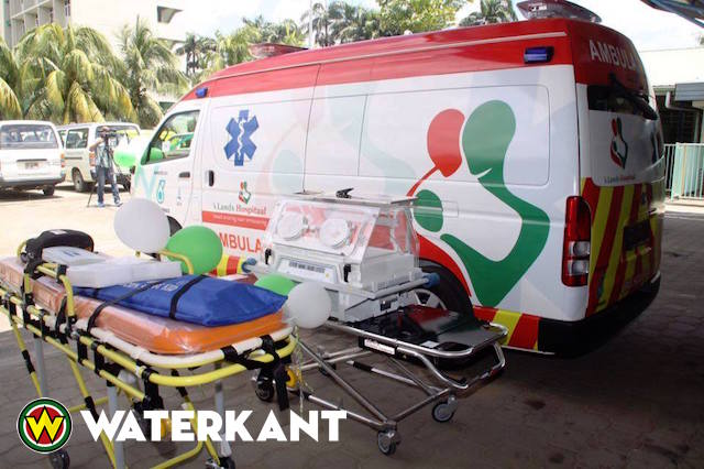Petronas schenkt Suriname ambulances