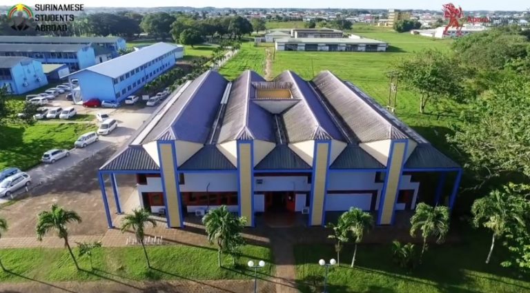 Personeel Universiteit Suriname legt werk neer