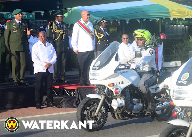 President Suriname inspecteert gewapende machten