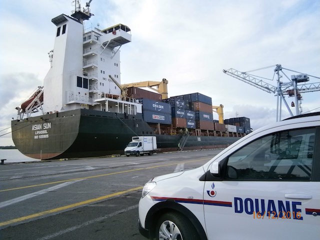 Douaniers aangehouden voor drugs op Surinaamse haven