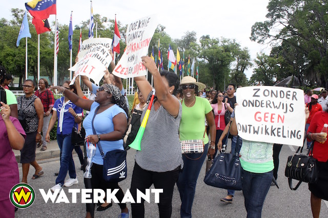 Onrust broeit weer binnen onderwijs in Suriname