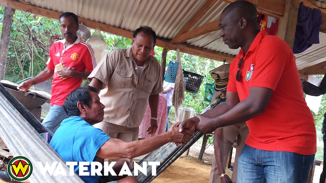 Minister Dikan bezoekt Inheems dorp Apetina Suriname