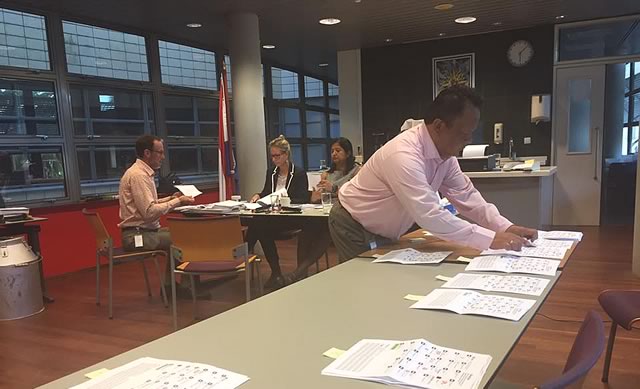 Nederlandse stemgerechtigden stemmen in Suriname