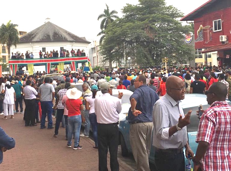 Protest in Suriname: auto rijdt in op menigte