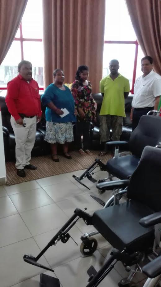 VHP schenkt rolstoelen aan Huize Bethaljada Suriname