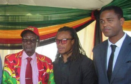 Kritiek op Davids en Kluivert na bezoek aan Mugabe