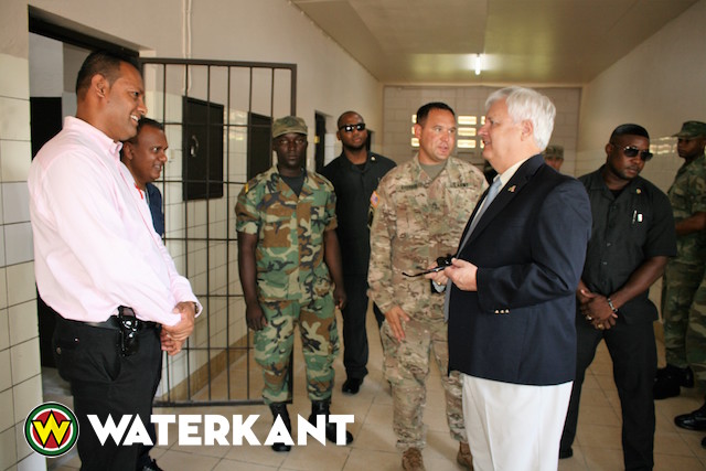 Amerikaanse ambassadeur Suriname bezoekt school