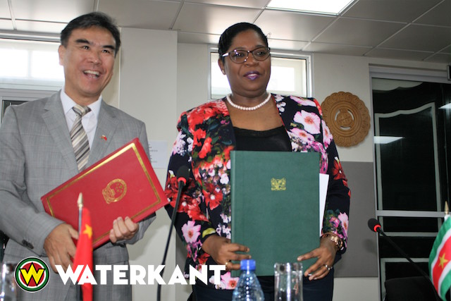 China schenkt 15 miljoen voor volkswoningen in Suriname