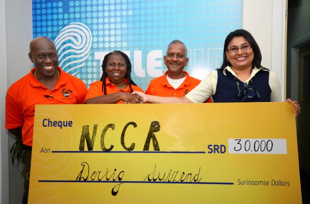 Telesur cheque voor hulp Sint Maarten en Suriname