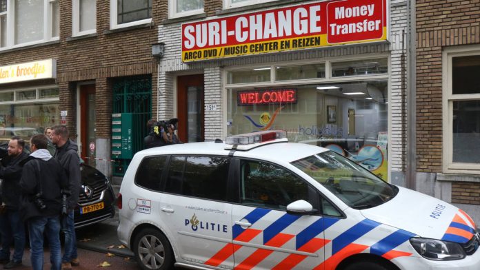 Nederlandse politie doet invallen bij geldkantoren