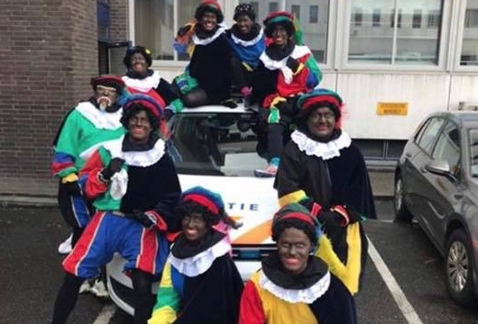 Politie haalt foto met agenten als Zwarte Piet weg