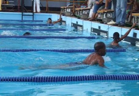 Schoolkinderen uit volksbuurten Suriname leren zwemmen met LSLP
