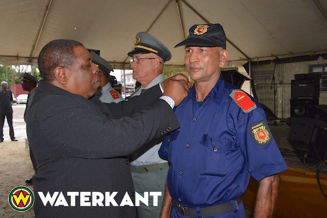 140 brandweerlieden in Suriname bevorderd