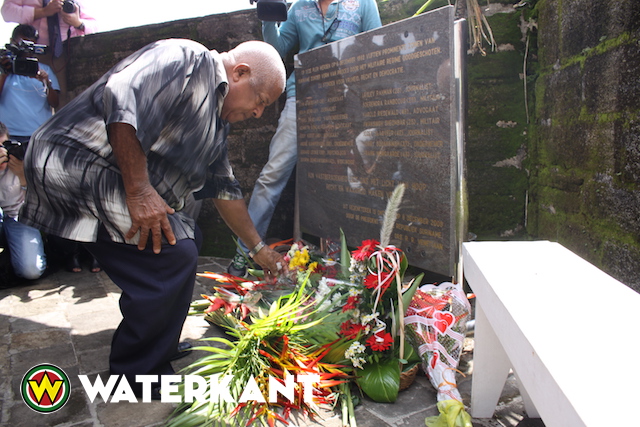 Bloemen voor 8 decemberslachtoffers in Suriname
