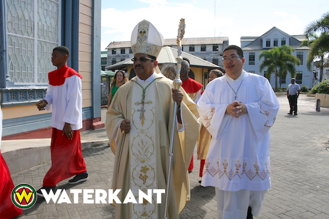 Bisschop van Paramaribo luidt Kerstdag Suriname in