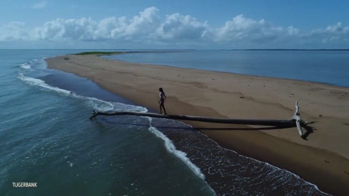Adembenemend drone filmpje van natuur in Suriname
