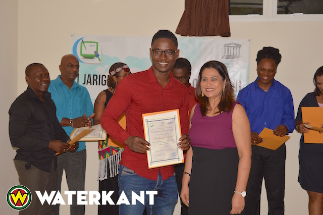 Uitreiking cerificaten door St. Bevordering Journalistiek in Suriname