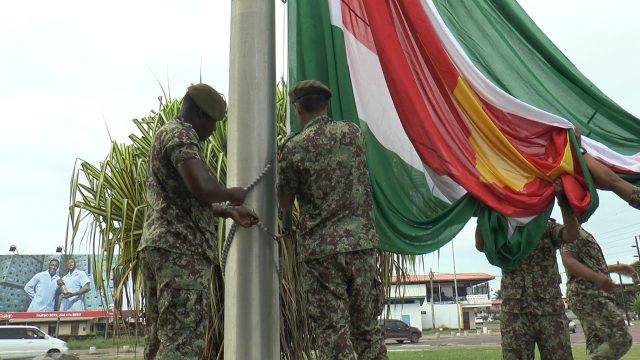 Grote vlaggen bij rotondes in Suriname i.v.m. 25 februari