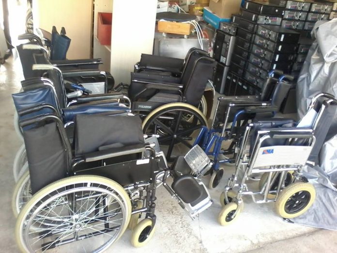 Stichting zendt meer dan 500 rolstoelen naar Suriname