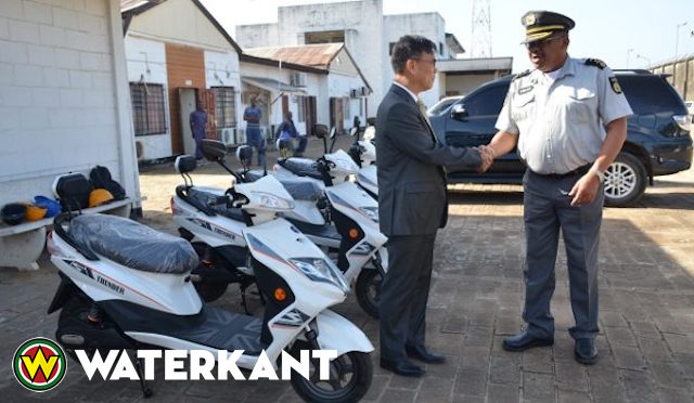 Politie Suriname krijgt E-bikes van China