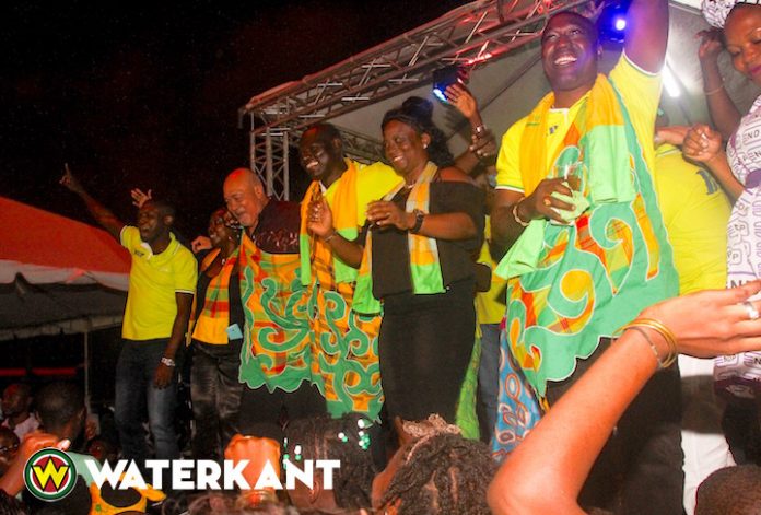 President Bouterse viert feest met jarige politieke partij BEP