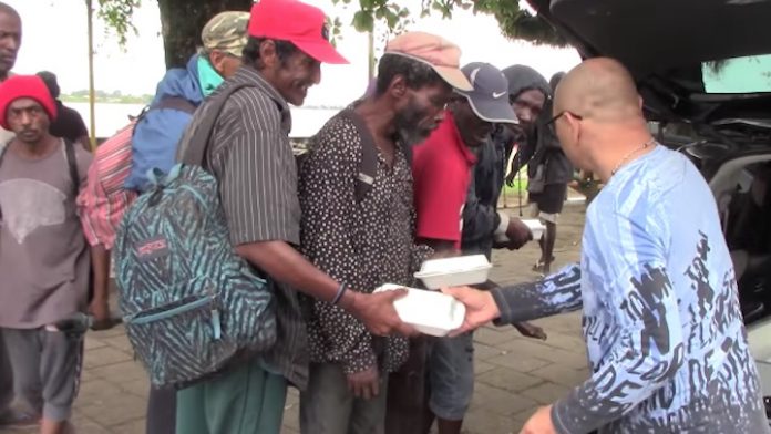 Eten en drinken voor 100 daklozen dankzij gift Nederlands bedrijf