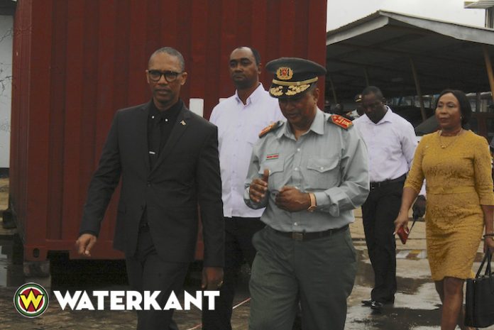 Minister Getrouw bezoekt Korps Brandweer Suriname