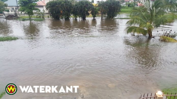 Minister op oriëntatie na hevige wateroverlast in Suriname