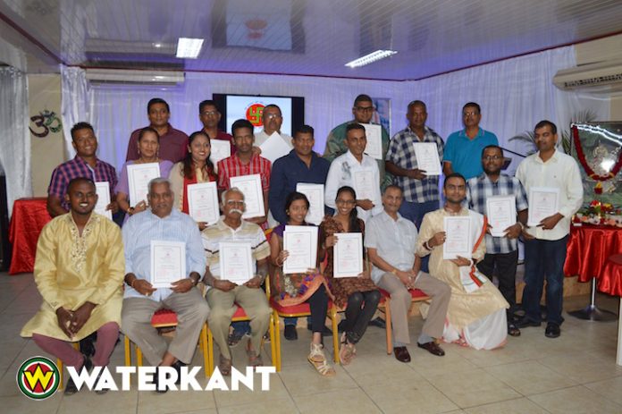 Studenten krijgen certificaat na cursus Sanskrit in Suriname