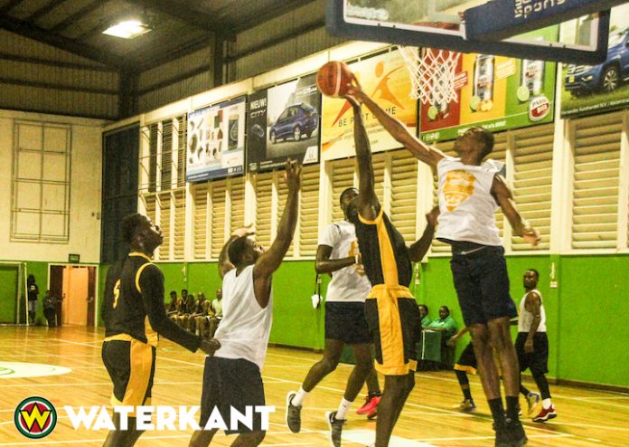 Nationale Basketbalselectie Suriname wint van Guyanees kampioen