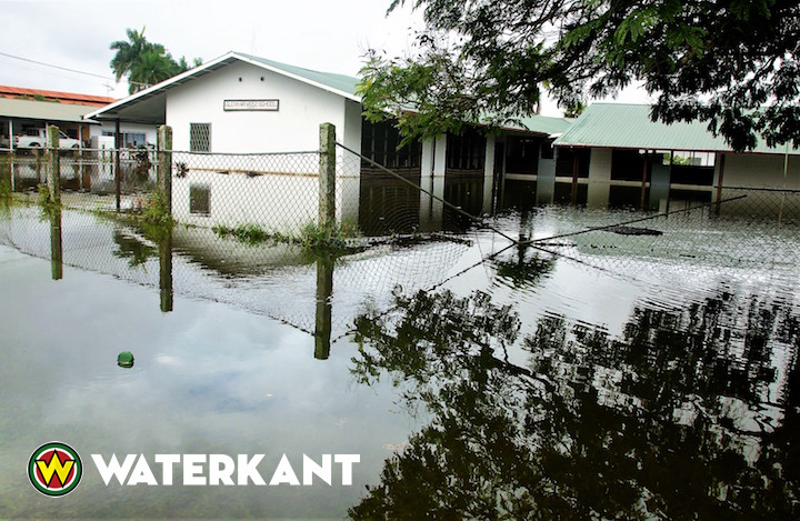 Wateroverlast op school door zware regen in Suriname
