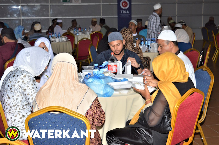 Moslims ontvasten met iftar in de Congreshal van Suriname