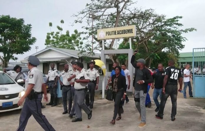 Politie in Suriname voert actie wegens onbetaalde overuren