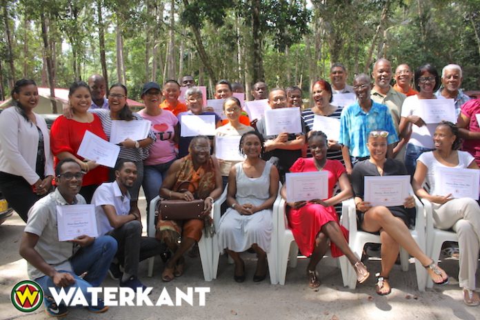 Uitreiking certificaten voor basisopleiding Vakbeweging in Suriname