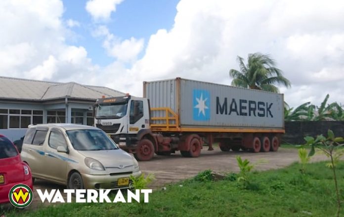 Fietsend jongetje aangereden door grote truck in Suriname