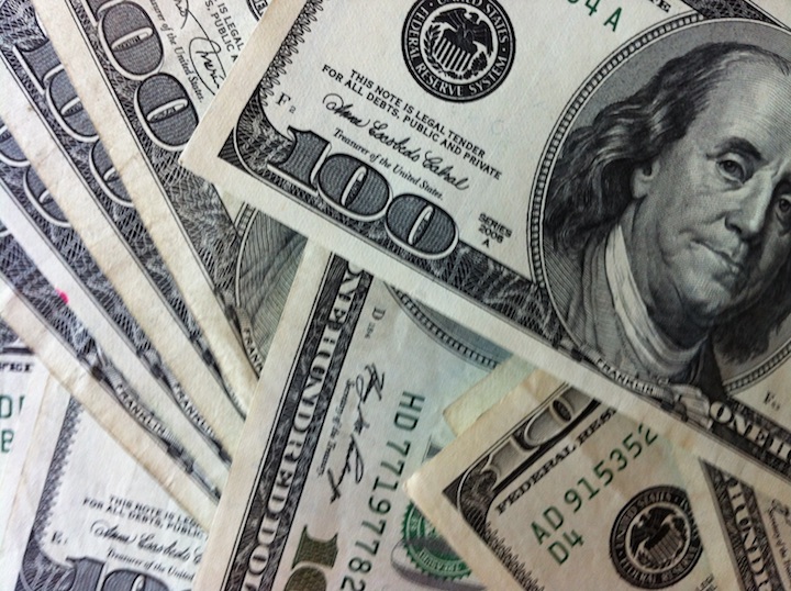 Tekort aan contante US dollar biljetten in Suriname; banken adviseren girale overmakingen