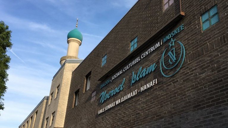 Vechtpartij tussen gelovigen in Noeroel Islam moskee in Den Haag
