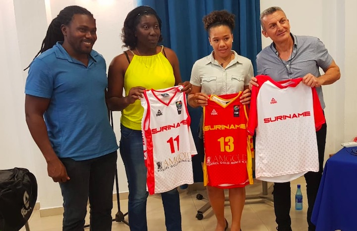 Rosebel voorziet basketballers Suriname van outfits en toebehoren