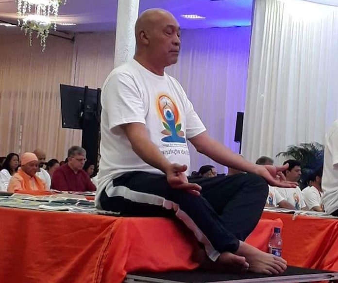 President Bouterse van Suriname overweegt om aan Yoga te gaan doen